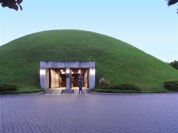 Gyeongju_ShillaKingsTomb_0605_m.jpg