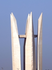 Nearby to the dam is the monument of Arab-Soviet Friendship (Lotus Flower) by architects Piotr Pavlov, Juri Omeltchenko and sculptor Nikolay Vechkanov